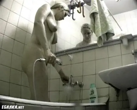 El esposo del pervertido puso una cámara oculta y despegó cuando su esposa se lava en su alma