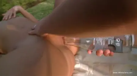 Las latas rusas se follan con una botella en un coño en las afueras de la ciudad