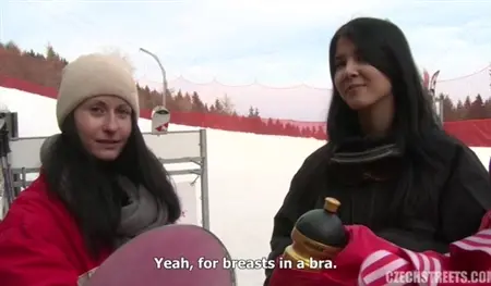 Quitar y promocionar en el mierda de las chicas en una estación de esquí