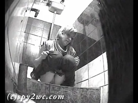 Una cámara oculta en el baño de un club nocturno dispara como mujeres perforadas