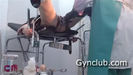 Una paciente empatada en un ginecólogo gime cuando un médico lee el coño