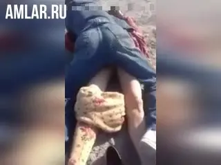 Tayik se folla a una chica en las montañas, y un amigo se lo quita