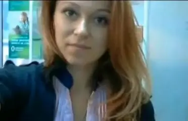 Masturbación de video en la cámara web de una gerente de niñas para ventas de teléfonos celulares